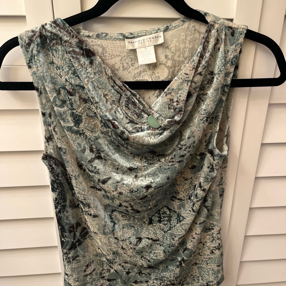 Garfield & Marks Women's green Sleeveless Blouse